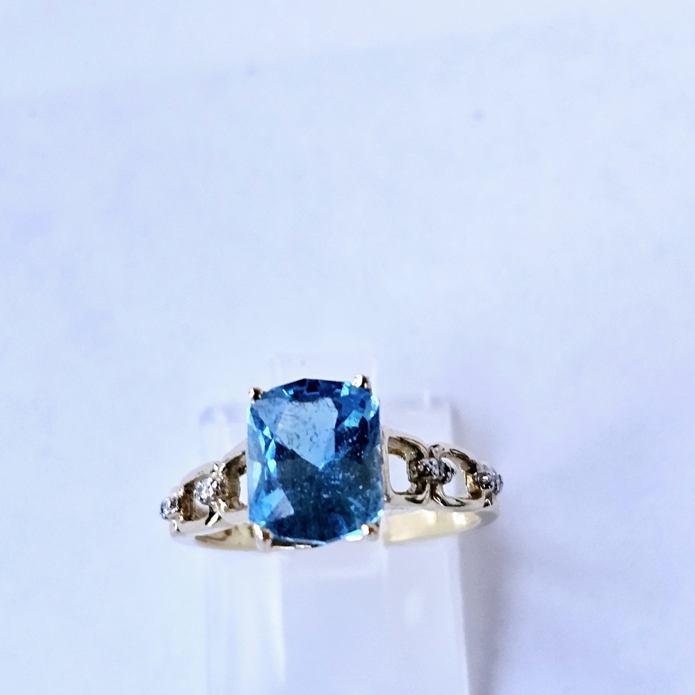 Elegant Genuine Blue Topaz & Diamond Ring in 14kt Solid Yellow Gold! 🩵💎 - Picture 6 of 10